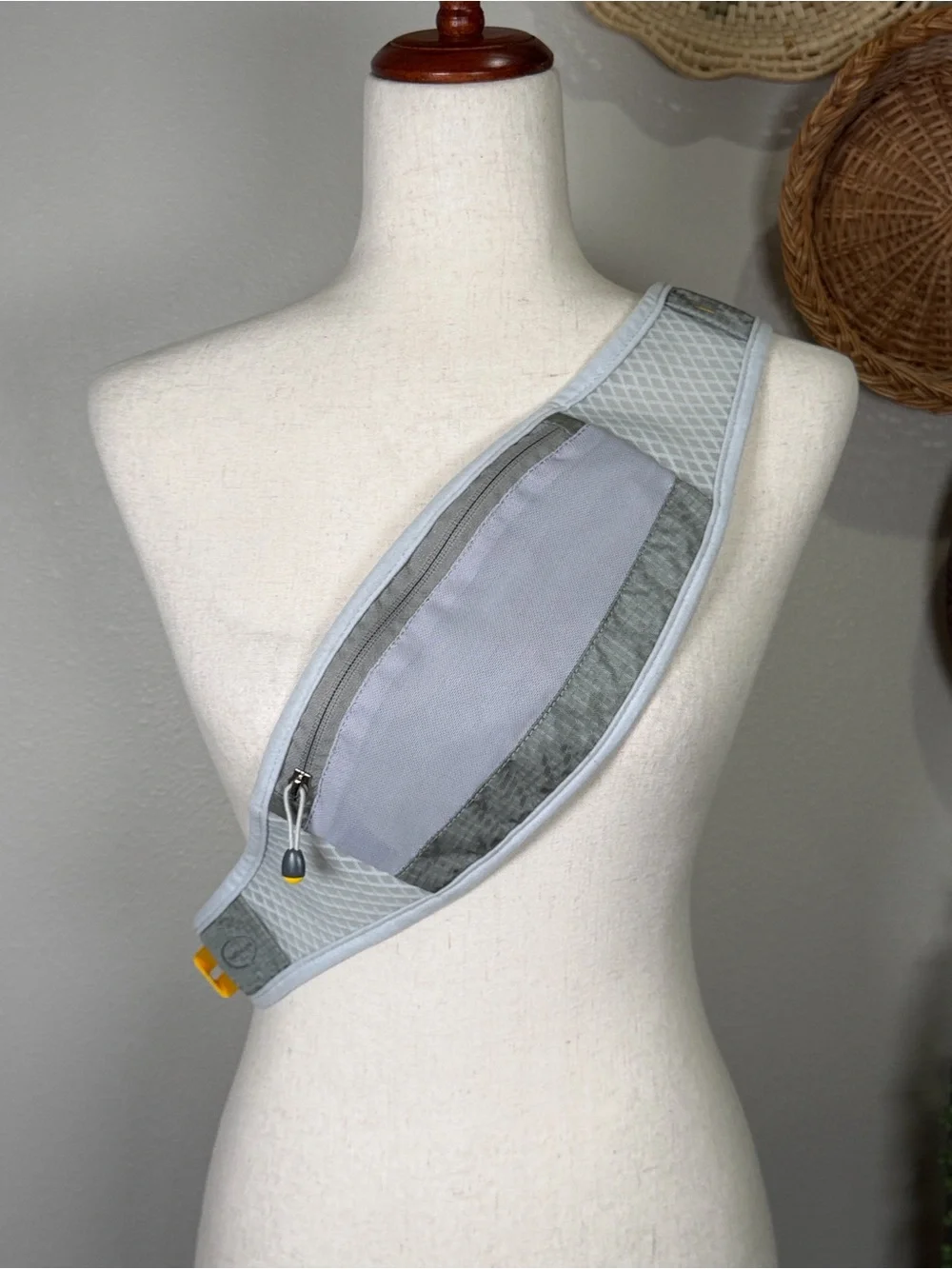 Nathan Sports Running Waist Pack Gray & White Unisex Mens Women’s